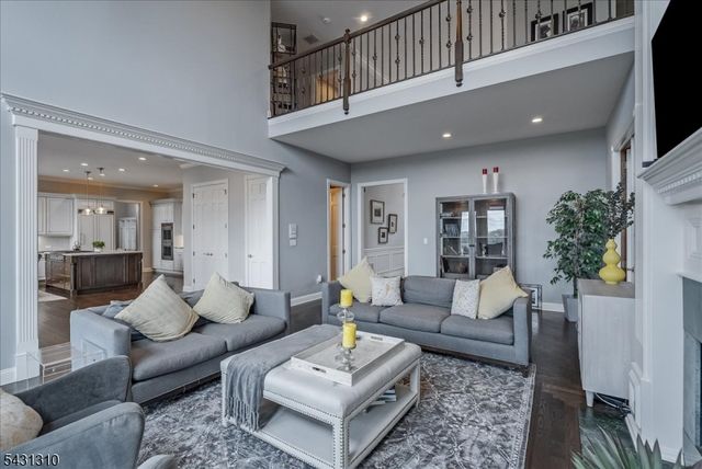 12 Beacon Hill Dr, Chester Twp., NJ 07930