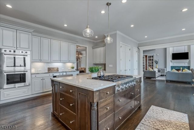 12 Beacon Hill Dr, Chester Twp., NJ 07930
