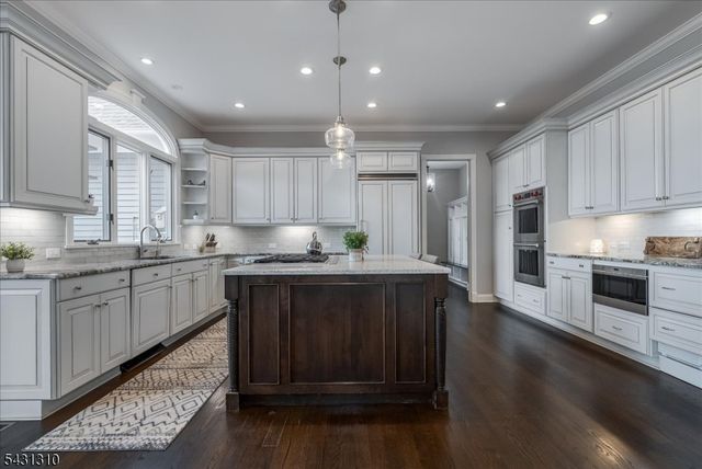 12 Beacon Hill Dr, Chester Twp., NJ 07930