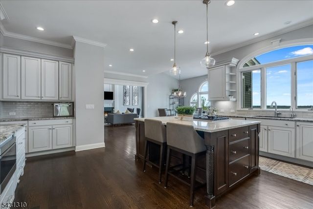 12 Beacon Hill Dr, Chester Twp., NJ 07930