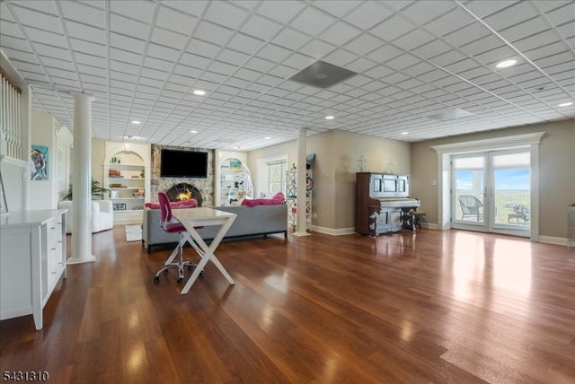 12 Beacon Hill Dr, Chester Twp., NJ 07930