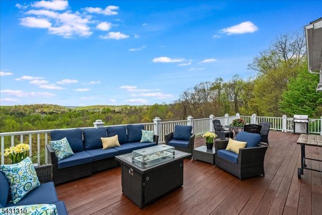 12 Beacon Hill Dr, Chester Twp., NJ 07930