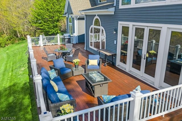 12 Beacon Hill Dr, Chester Twp., NJ 07930