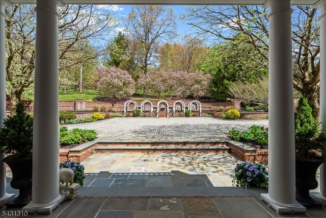 12 Beacon Hill Dr, Chester Twp., NJ 07930