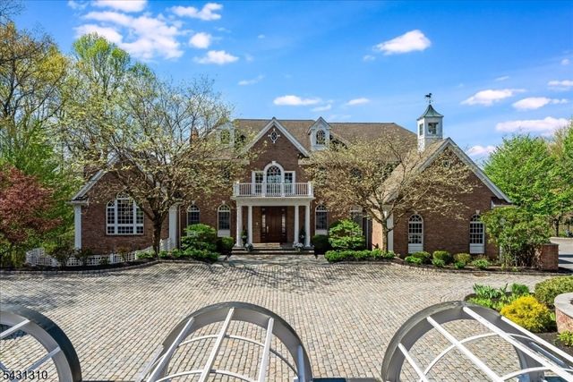 12 Beacon Hill Dr, Chester Twp., NJ 07930