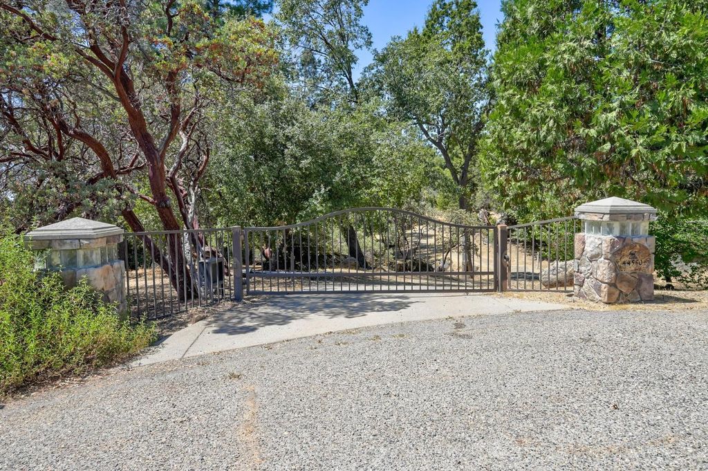 Image 11 of property listing at 44550 Windsong Way, Ahwahnee, CA 93601