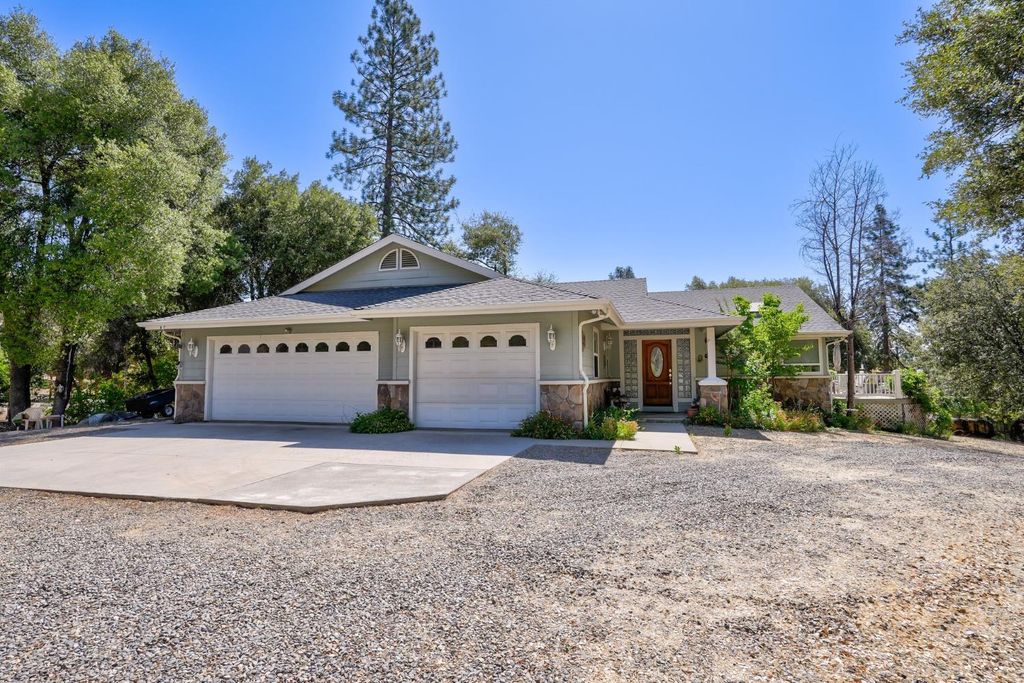 Image 2 of property listing at 44550 Windsong Way, Ahwahnee, CA 93601