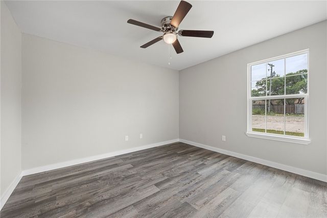 936 S 10th St, Aransas Pass, TX 78336