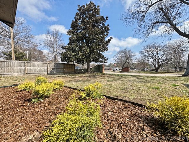 1202 S Ross Avenue, Tahlequah, OK 74464