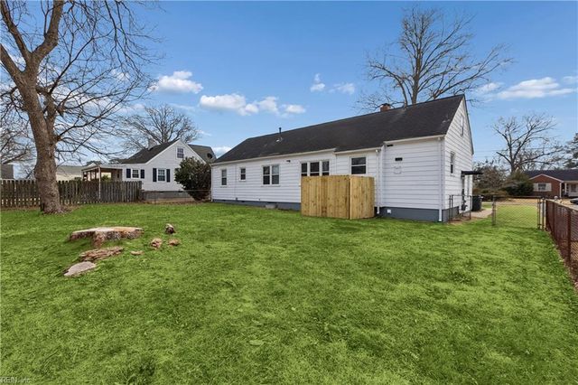 121 Cambridge PL, Hampton, VA 23669