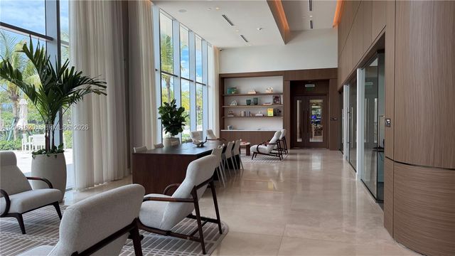 2411 Laguna Circle 1807, North Miami, FL 33181