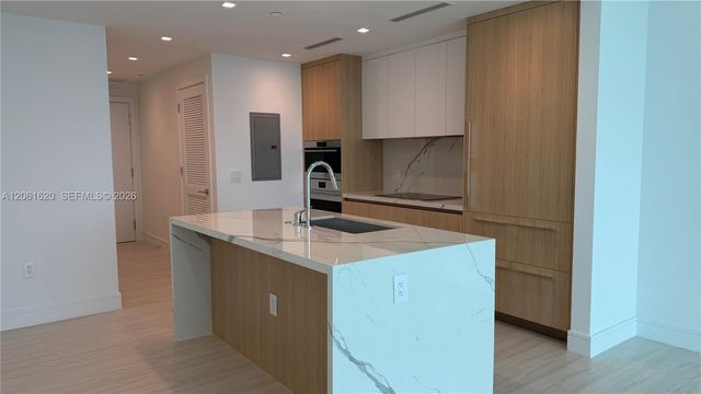 2411 Laguna Circle 1807, North Miami, FL 33181