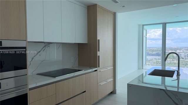 2411 Laguna Circle 1807, North Miami, FL 33181
