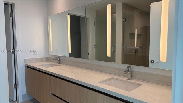 2411 Laguna Circle 1807, North Miami, FL 33181