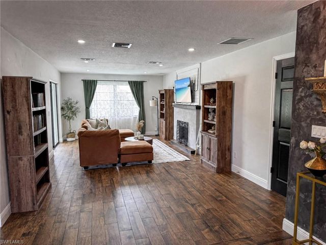 1019 Wyomi DR, Fort Myers, FL 33919