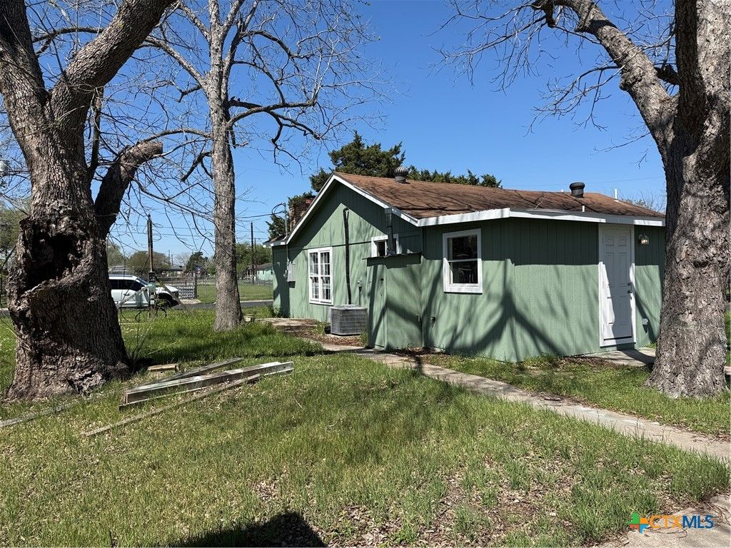 Image 14 of property listing at 2411 Mumphord Street, Victoria, TX 77901