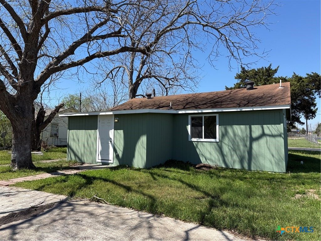 Image 15 of property listing at 2411 Mumphord Street, Victoria, TX 77901