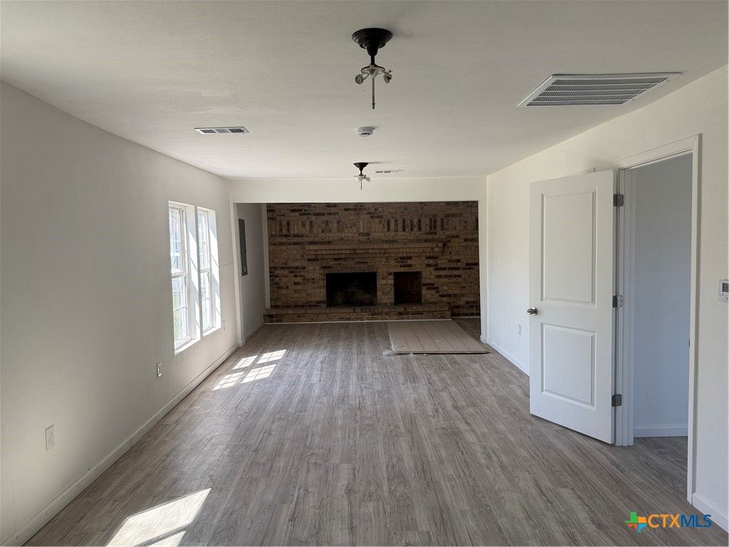 Image 5 of property listing at 2411 Mumphord Street, Victoria, TX 77901