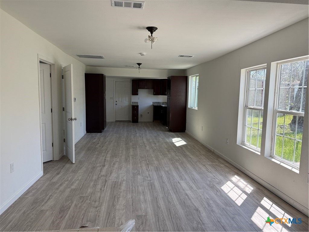 Image 6 of property listing at 2411 Mumphord Street, Victoria, TX 77901