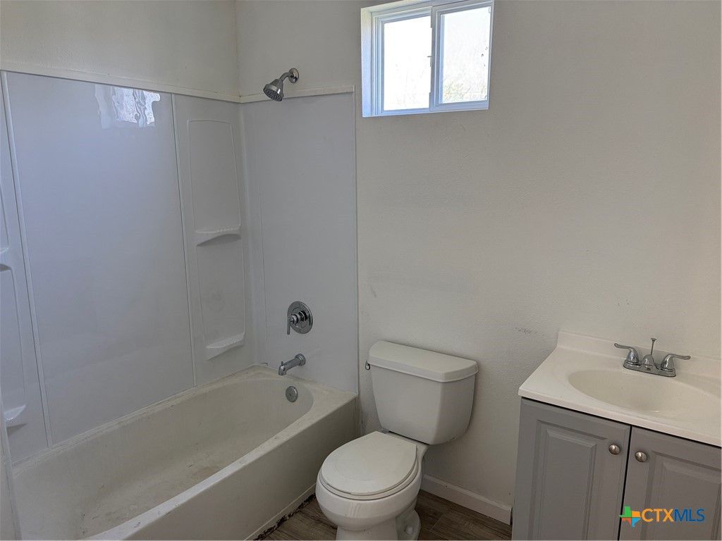 Image 7 of property listing at 2411 Mumphord Street, Victoria, TX 77901