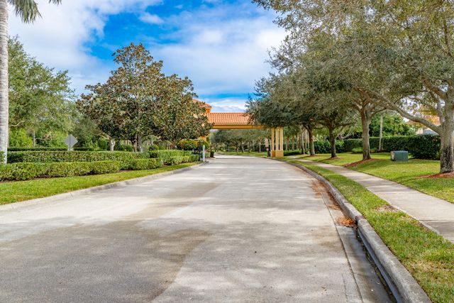 5585 40th Avenue, Vero Beach, FL 32967