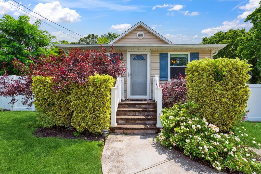 25 Woodycrest Drive, Farmingville, NY 11738