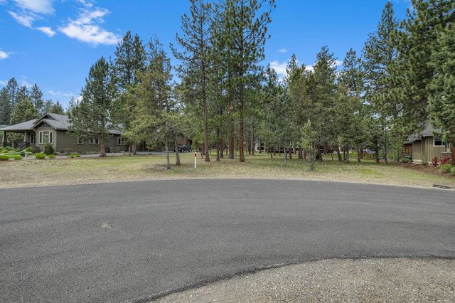 887 S Starry Skies Court, Sisters, OR 97759