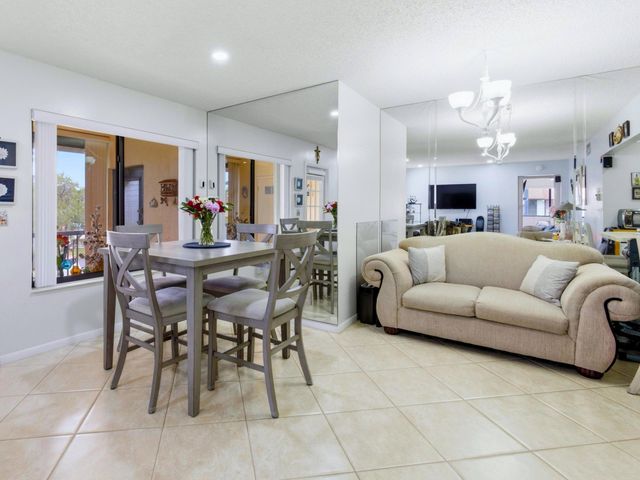 331 Knotty Pine Circle D-2, Greenacres, FL 33463