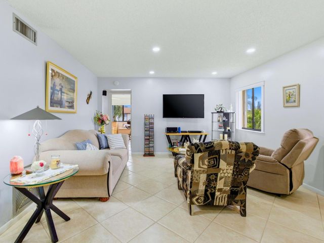 331 Knotty Pine Circle D-2, Greenacres, FL 33463