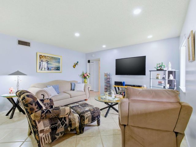 331 Knotty Pine Circle D-2, Greenacres, FL 33463