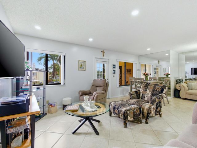 331 Knotty Pine Circle D-2, Greenacres, FL 33463