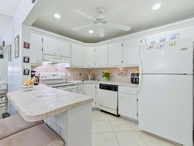 331 Knotty Pine Circle D-2, Greenacres, FL 33463