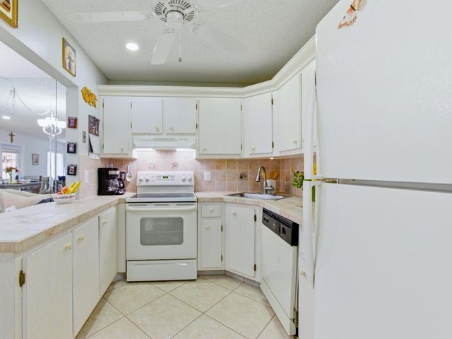 331 Knotty Pine Circle D-2, Greenacres, FL 33463