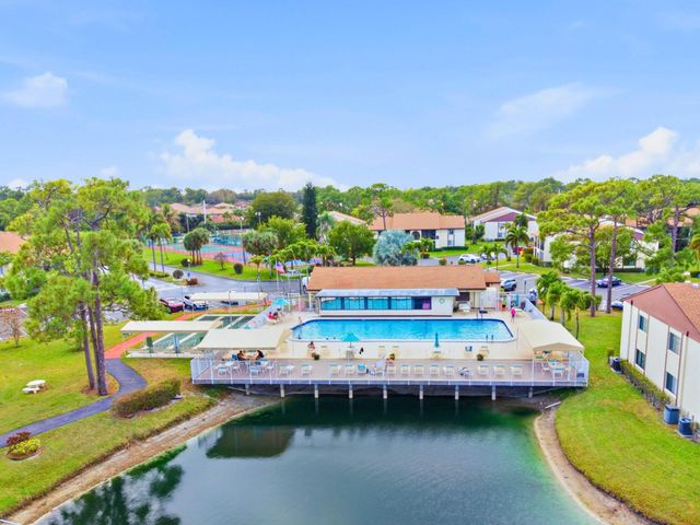 331 Knotty Pine Circle D-2, Greenacres, FL 33463