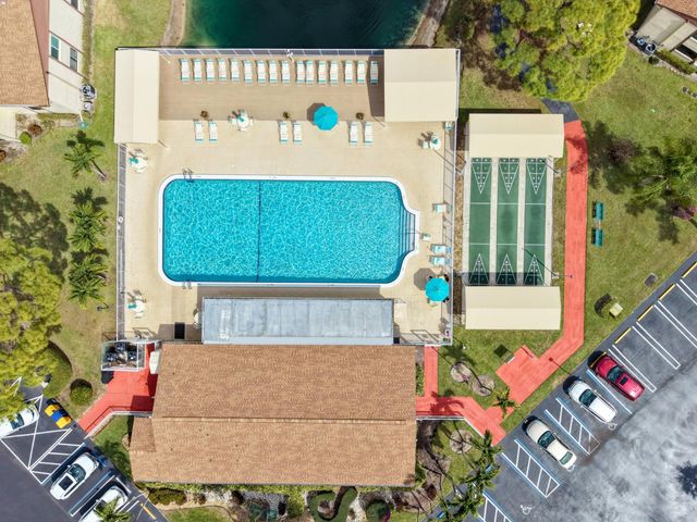 331 Knotty Pine Circle D-2, Greenacres, FL 33463