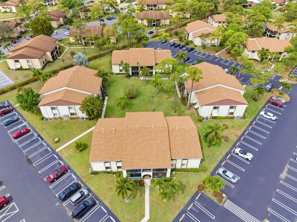 331 Knotty Pine Circle D-2, Greenacres, FL 33463