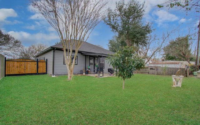 1315 Mission Drive, La Porte, TX 77571