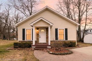 1525 Shoreline Drive, Hartland Township, MI 48353