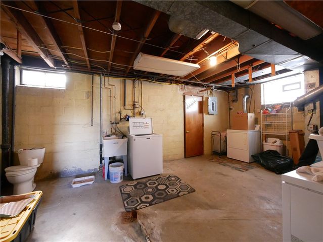 2046 Pioneer Ave, Brookline, PA 15226