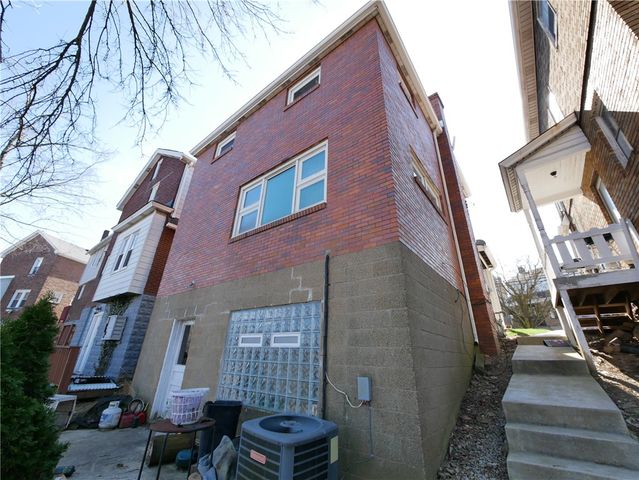 2046 Pioneer Ave, Brookline, PA 15226