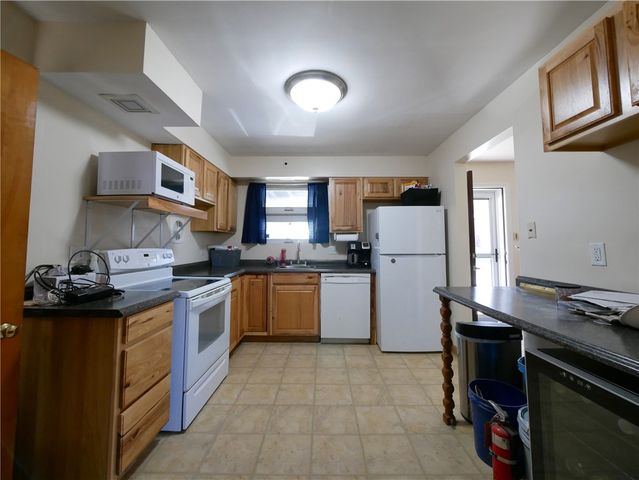 2046 Pioneer Ave, Brookline, PA 15226