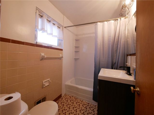 2046 Pioneer Ave, Brookline, PA 15226