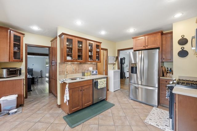 31 Wildrose Ave, Worcester, MA 01602