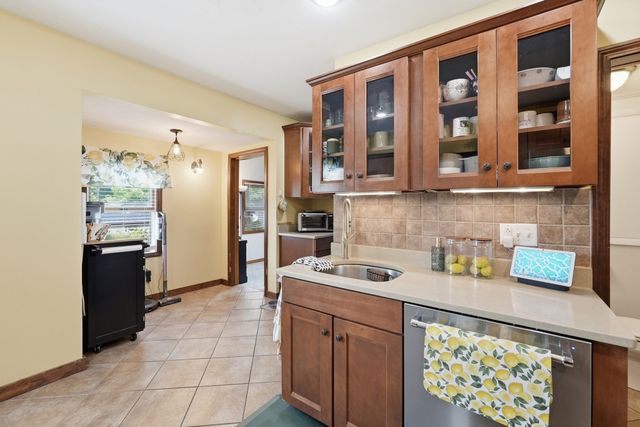 31 Wildrose Ave, Worcester, MA 01602