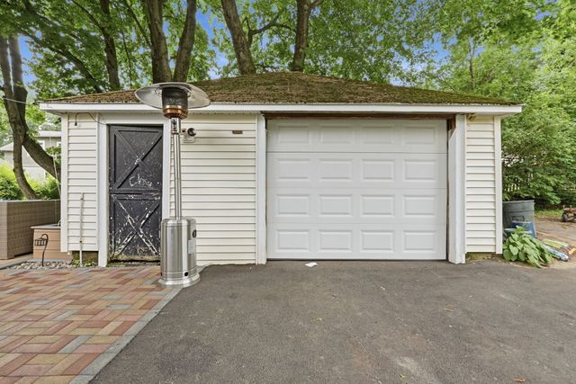 31 Wildrose Ave, Worcester, MA 01602