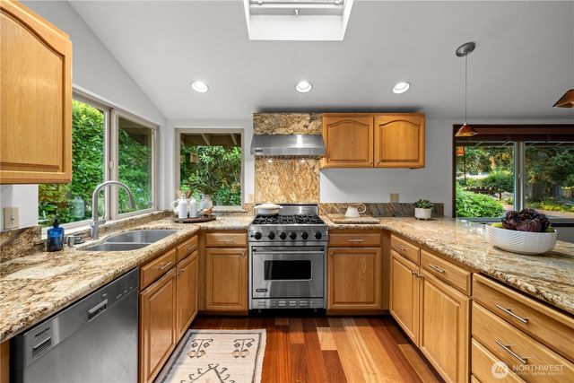 10785 Bill Point Crest NE, Bainbridge Island, WA 98110