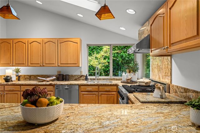 10785 Bill Point Crest NE, Bainbridge Island, WA 98110