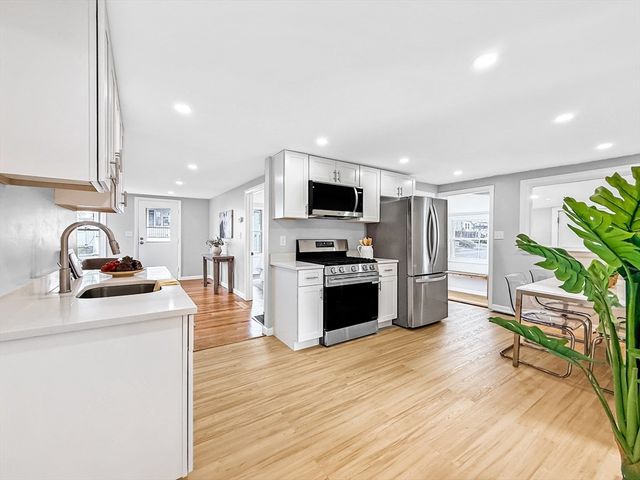 87 Arborway Dr, Braintree, MA 02184