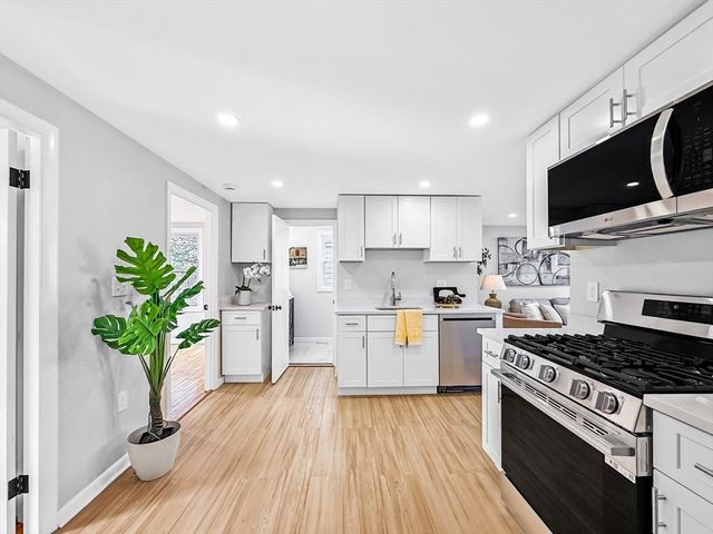 87 Arborway Dr, Braintree, MA 02184