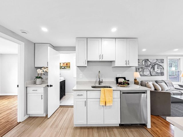 87 Arborway Dr, Braintree, MA 02184